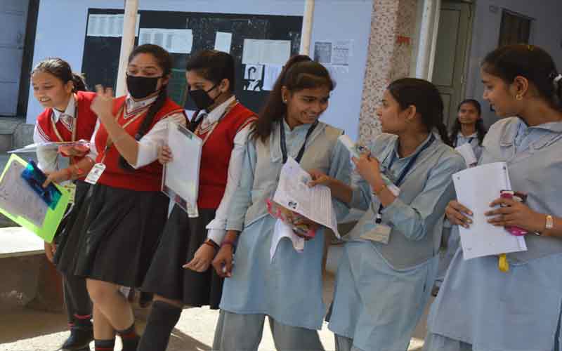 20 विद्यार्थियों की संख्या वाले 65 हाई और 18 वरिष्ठ माध्यमिक स्कूल बंद होंगे