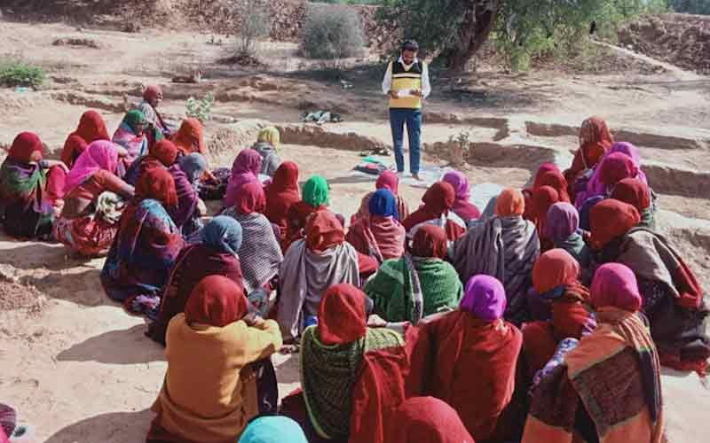 सराहां पंचायत के चमोडा गांव में वित्तीय जागरूकता शिविर का आयोजन