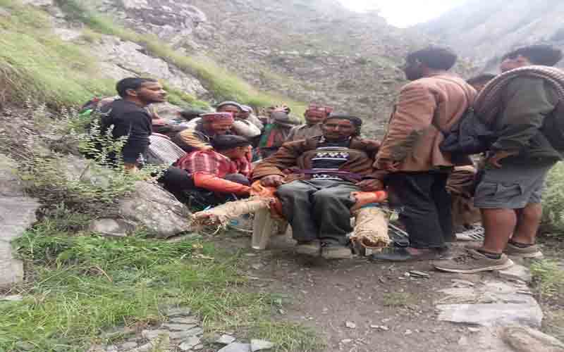बीमार व्यक्ति को पैदल रास्ते से अस्पताल पहुंचाया गया