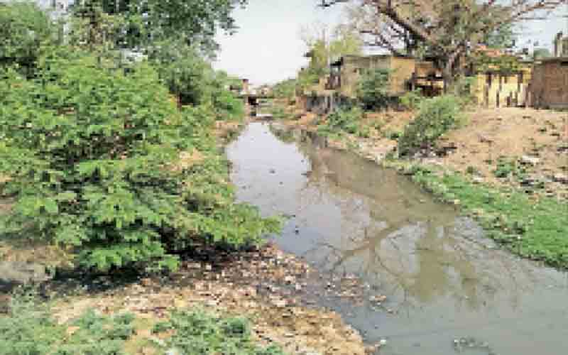 बारिश के दौरान नाले में बह गया छात्र