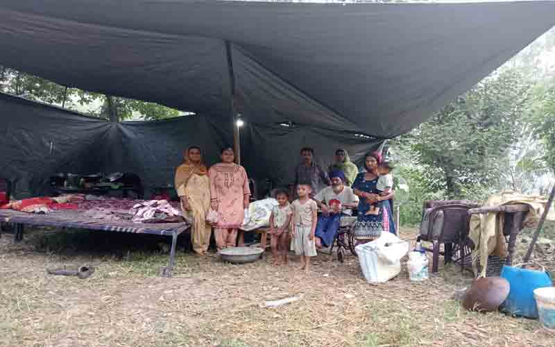 भूस्खलन से खतरे में आया घर, परिवार को झुग्गी में गुजारनी पड़ी रात