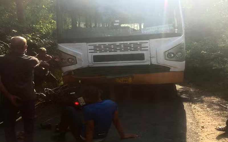 कांगड़ा में भीषण सड़क हादसा, एचआरटीसी बस और बुलेट की टक्कर में किशोर की मौत