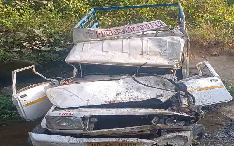 चंबा में भयानक सड़क हादसा, पिकअप वाहन खाई में गिरा, चालक घायल