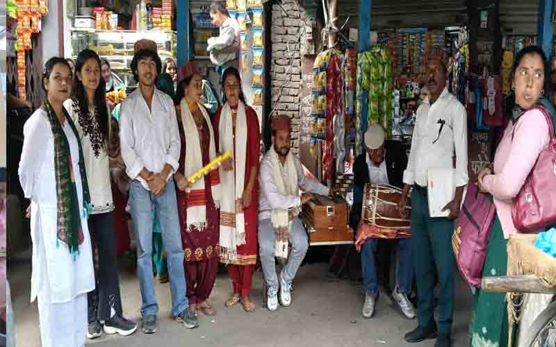 कलाकारों ने नुक्कड़ नाटक के माध्यम से लोगों को आपदा प्रबंधन के लिए किया जागरूक