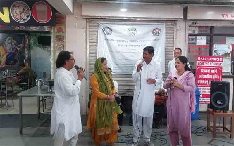 भूकंपरोधी भवन बनाने को लेकर पूर्वी कला मंच के कलाकारों ने जगाई अलख