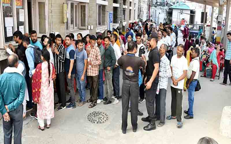 हमीरपुर मेडिकल कॉलेज में अव्यवस्था का माहौल, पर्ची काउंटर बंद और लैब का सर्वर ठप