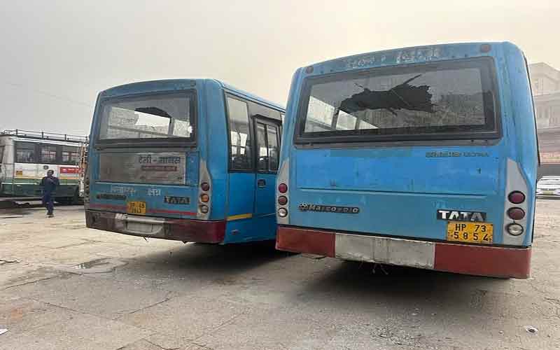 हमीरपुर के जाहू में नशे में दुकानदार ने तोड़े बसों के शीशे, 60 हजार में हुआ समझौता