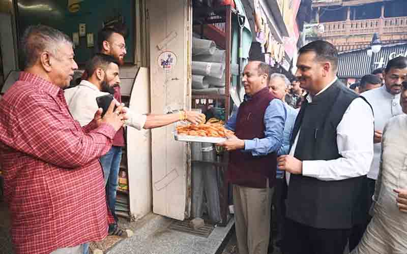 भाजपा की जीत पर मंडी में जश्न, पूर्व सीएम जयराम ने खुद बांटी जलेबी