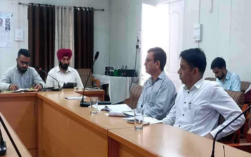 मंडे मीटिंग में एडीएम चंबा ने की विभिन्न विभागों से संबंधित कार्य प्रगति की समीक्षा,