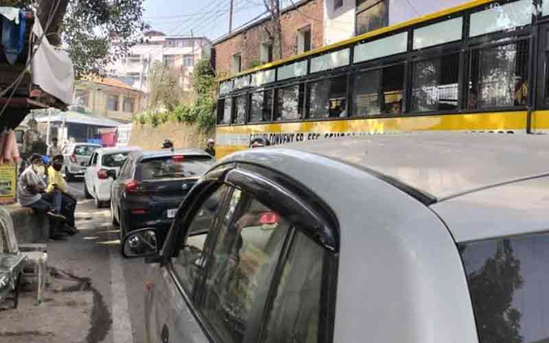 नाहन में बस की तकनीकी खराबी से लगा जाम, यात्रियों को हुई परेशानी