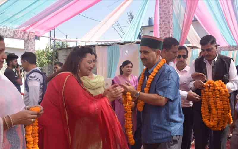 केवल पठानिया ने शाहपुर में 229 शिक्षकों को बांटे टेबलेट