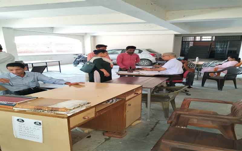 सुजानपुर तहसील कार्यालय में मूलभूत सुविधाओं का अभाव, लोग परेशान