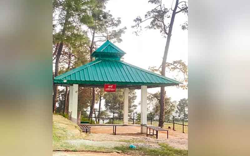 हमीरपुर में लखदाता कमेटी ने अवैध ढांचे से अपना बोर्ड हटाया