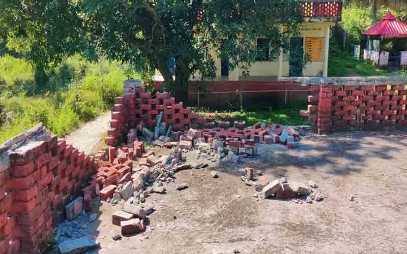 राजकीय माध्यमिक विद्यालय चडोली में शरारती तत्वों ने तोड़ी रेलिंग की दीवार