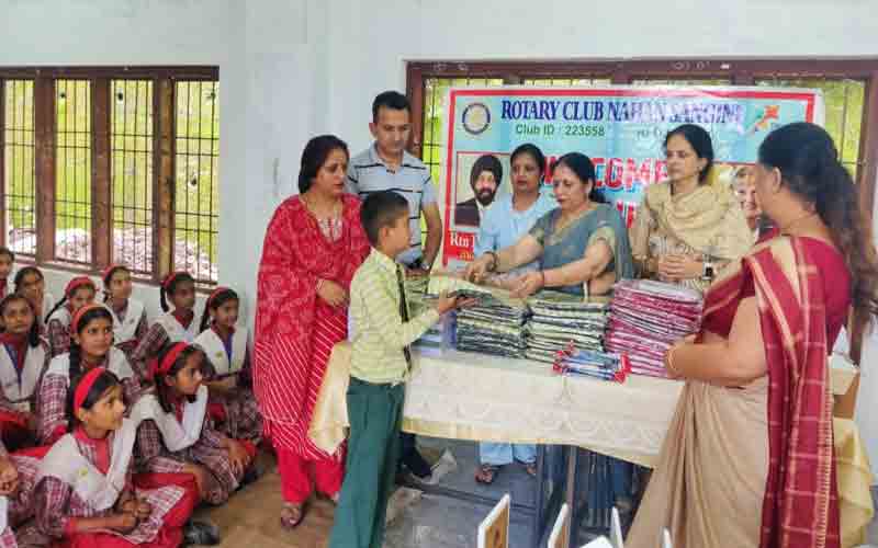 रोटरी क्लब नाहन संगिनी 45 बच्चों को बांटी स्कूल यूनिफॉर्म