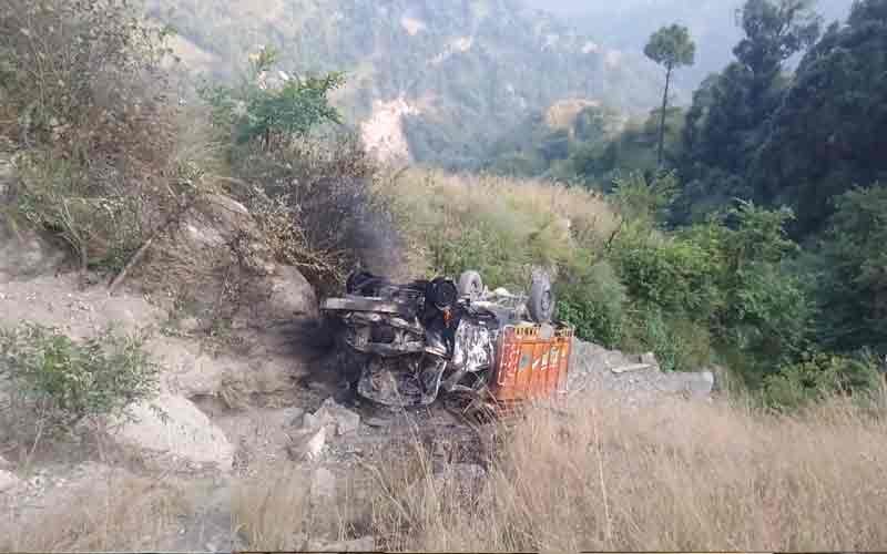 राष्ट्रीय राजमार्ग एनएच 707 पर पिकअप 500 मीटर गहरी खाई में गिरी खाई में गिरने के बाद पिकअप में लगी आग