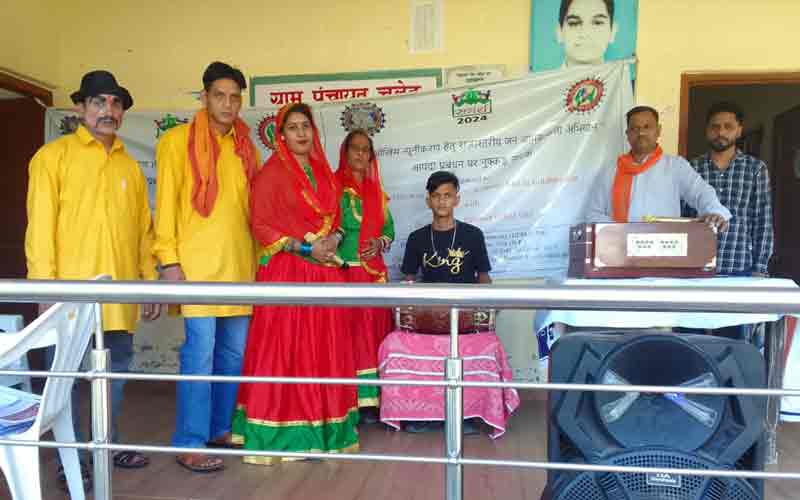 सुरभि कला मंच सुजानपुर ने घनारी और सिद्ध चलेट के ग्रामीण किए जागरूक