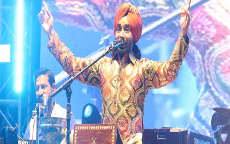 कांगड़ा वैली कार्निवल की सांस्कृतिक संध्या में सतिंदर सरताज का जादूवैली कार्निवल की सांस्कृतिक संध्या में सतिंदर सरताज का जादू