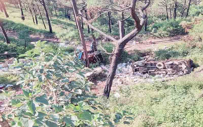 सोलन में सेब से भरा ट्रक हादसे का शिकार, दो घायल