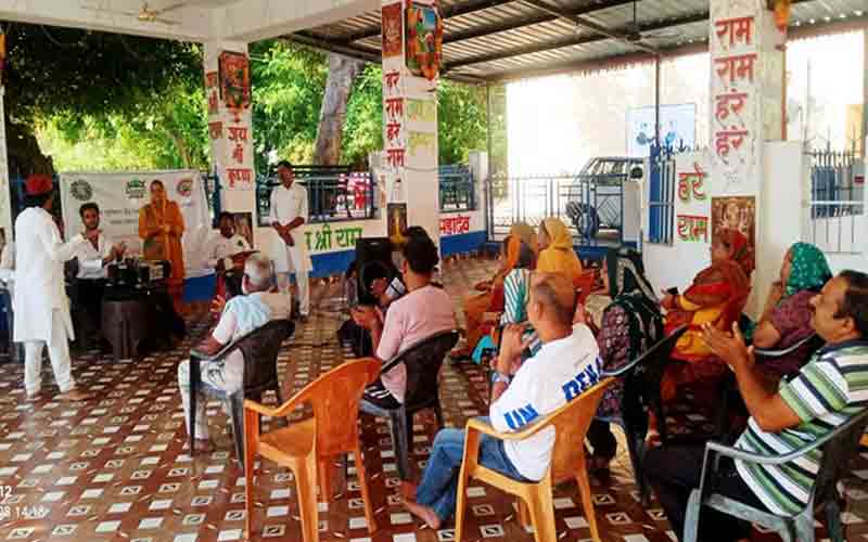 फोक मीडिया दलों ने भूकंप सुरक्षित भवन बनाने को लेकर ग्रामीण किए जागरूक