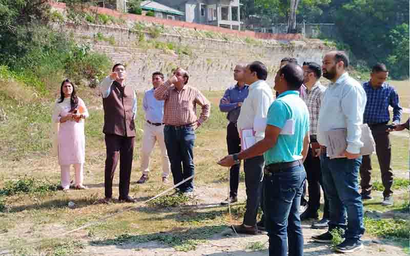 उपायुक्त मुकेश रेपसवाल ने किया बारगाह में बनने वाले इनडोर स्टेडियम स्थल का दौरा