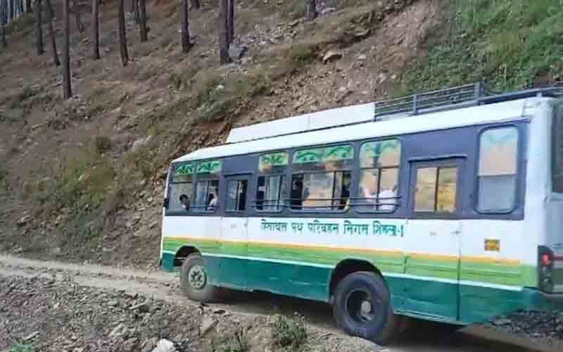 सिरमौर जिले की रोनहाट-तांदियों सड़क की खराब हालत, ग्रामीणों ने की सुधार की मांग