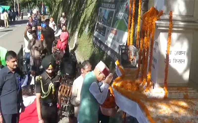 महात्मा गांधी व लाल बहादुर शास्त्री की जयंती पर राज्यपाल ने अर्पित की पुष्पांजलि