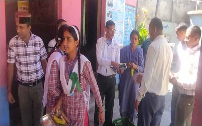 शिलाई : निजी निधि से विद्यार्थियों को थालियां भेंट की गई