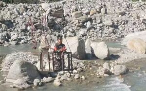 पहाड़ के जख्म अभी नहीं भरे, झूला पुल के सहारे जिंदगी