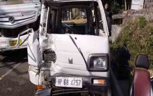 पिंगलनाला के पास कार और वैन में टक्कर, वैन चालक घायल