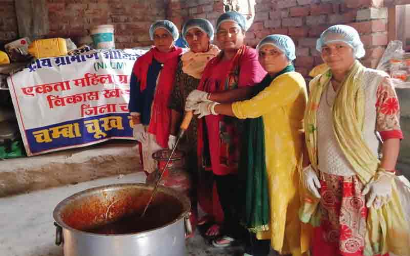 आत्मनिर्भर बनकर अन्य महिलाओं के लिए भी प्रेरणा बना ग्राम पंचायत हरिपुर का आस्था महिला स्वयं सहायता समूह