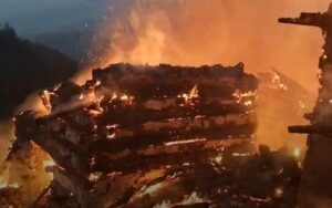 शिमला में भीषण आग : सेरी गांव में कई घर जलकर राख, आग पर काबू पाने की कोशिश जारी