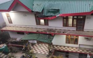 मंडी में फोरलेन से छत तोड़ती हुई आंगन में गिरी कार, चार घायल