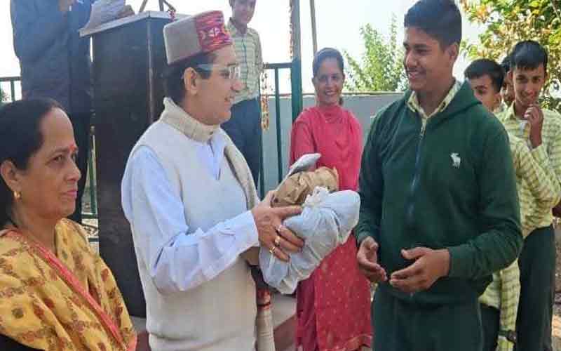 निहोग हाई स्कूल मे पंडित गणेश दत्त ने 75 बच्चों को बांटे गर्म वस्त्र