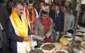 मुख्यमंत्री सुखविंद्र सिंह सुक्खू ने लवी मेले में की 8,900 रुपये की खरीदारी