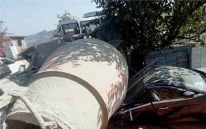 हमीरपुर में ट्राले से गिरा ट्रांजिट मिक्सचर, कार पर गिरने से लाखों का नुकसान