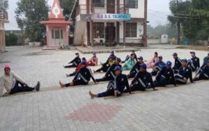 राष्ट्रीय सेवा योजना (एनएसएस) शिविर के दूसरे दिन छात्र छात्रों को योग व युवा सशक्तिकरण दी जानकारी।