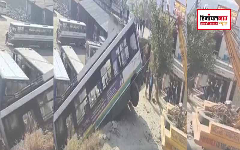 हमीरपुर में एचआरटीसी बस लुढ़ककर शेड में घुसी, बड़ा हादसा टला