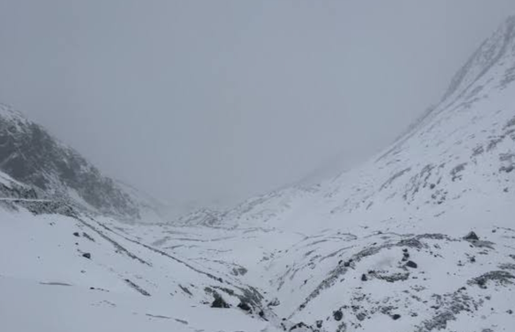 Weather/ कुल्लू और लाहौल घाटी में बर्फबारी शुरू, रोहतांग और कुंजम दर्रे में बर्फबारी सैलानियों के लिए चेतावनी जारी