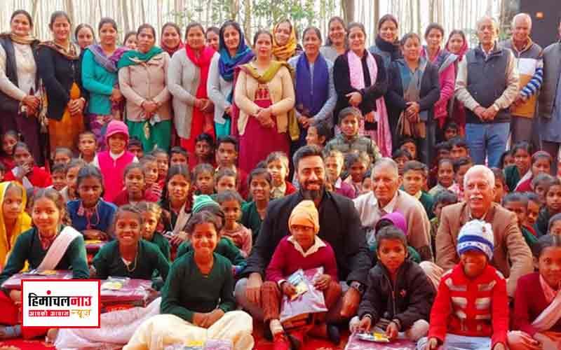 उपायुक्त ने एनआरटीसी ईसपुर के बच्चों को वितरित किए स्वेटर, जूते और जुराबें