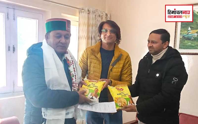 राजस्व मंत्री को आत्मा परियोजना द्वारा हिम भोग मक्की का आटा भेंट