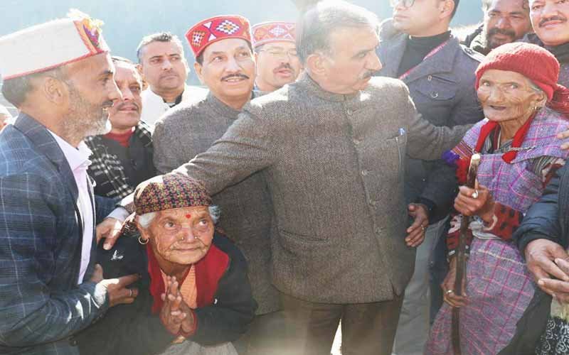 मुख्यमंत्री ने तांदी में आग प्रभावित क्षेत्र का दौरा किया