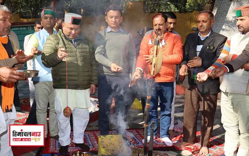 मकर संक्रांति पर श्रद्धालुओं ने रेणुका झील में किया पवित्र स्नान