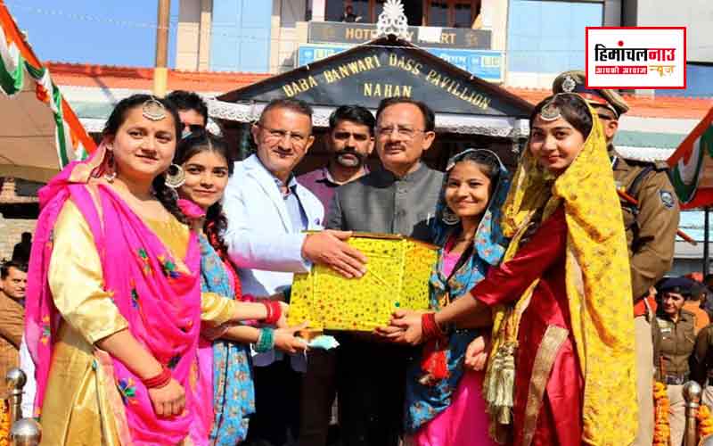 नाहन चौगान में उद्योग मंत्री ने ध्वजारोहण कर भव्य परेड की ली सलामी