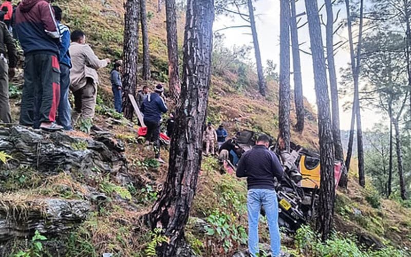 उत्तराखंड: पौड़ी में दर्दनाक हादसा, श्रीनगर के लिए निकली बस खाई में गिरी, चार की मौत की आशंका