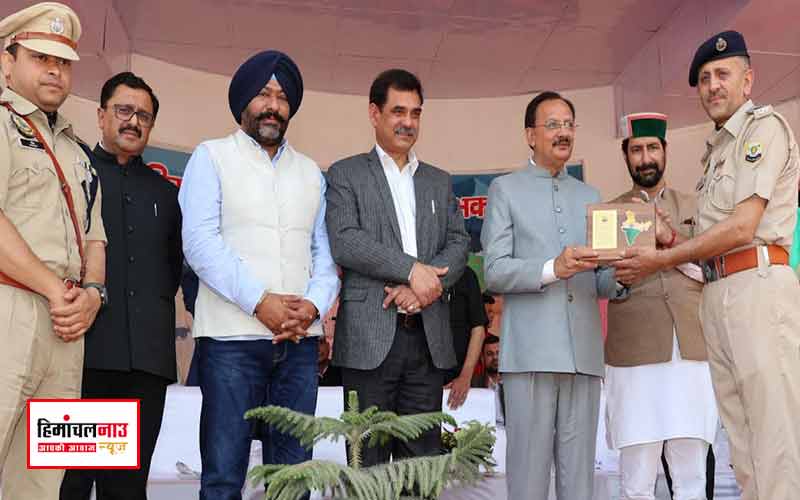 हिमाचल दिवस पर उत्कृष्ट सेवाएं देने वाले पुलिस अधिकारियों और कर्मचारियों को किया गया सम्मानित