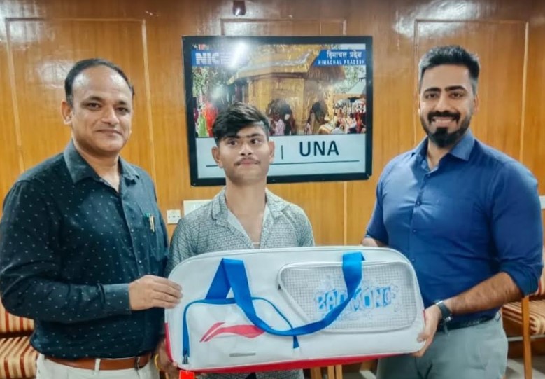 डीसी ने पैरा बैडमिंटन खिलाड़ी दिशांत चौधरी को भेंट की बैडमिंटन किट, अंतरराष्ट्रीय मंच पर चमकाने की उम्मीद