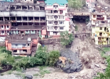 रामपुर में बारिश का कहर: कहलूर खड्ड में बही चार गाड़ियां, एनएच भी बाधित