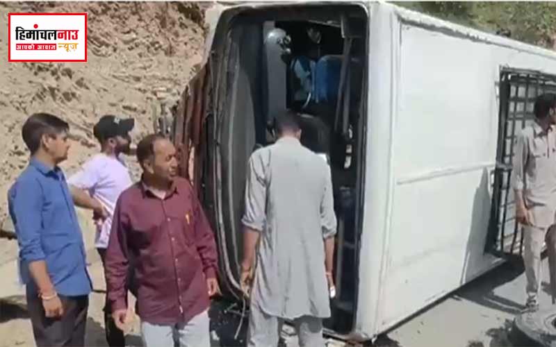 अर्की के सरयांज में एचआरटीसी बस पलटी, 13 यात्री घायल