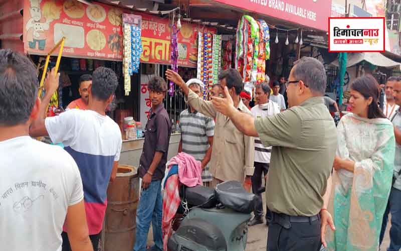 Anti Encroachment Campaign / ऊना में ‘मिशन फ्री-फुटपाथ’ के तहत चला अतिक्रमण विरोधी अभियान, फुटपाथ से हटाए गए अवैध ढांचे